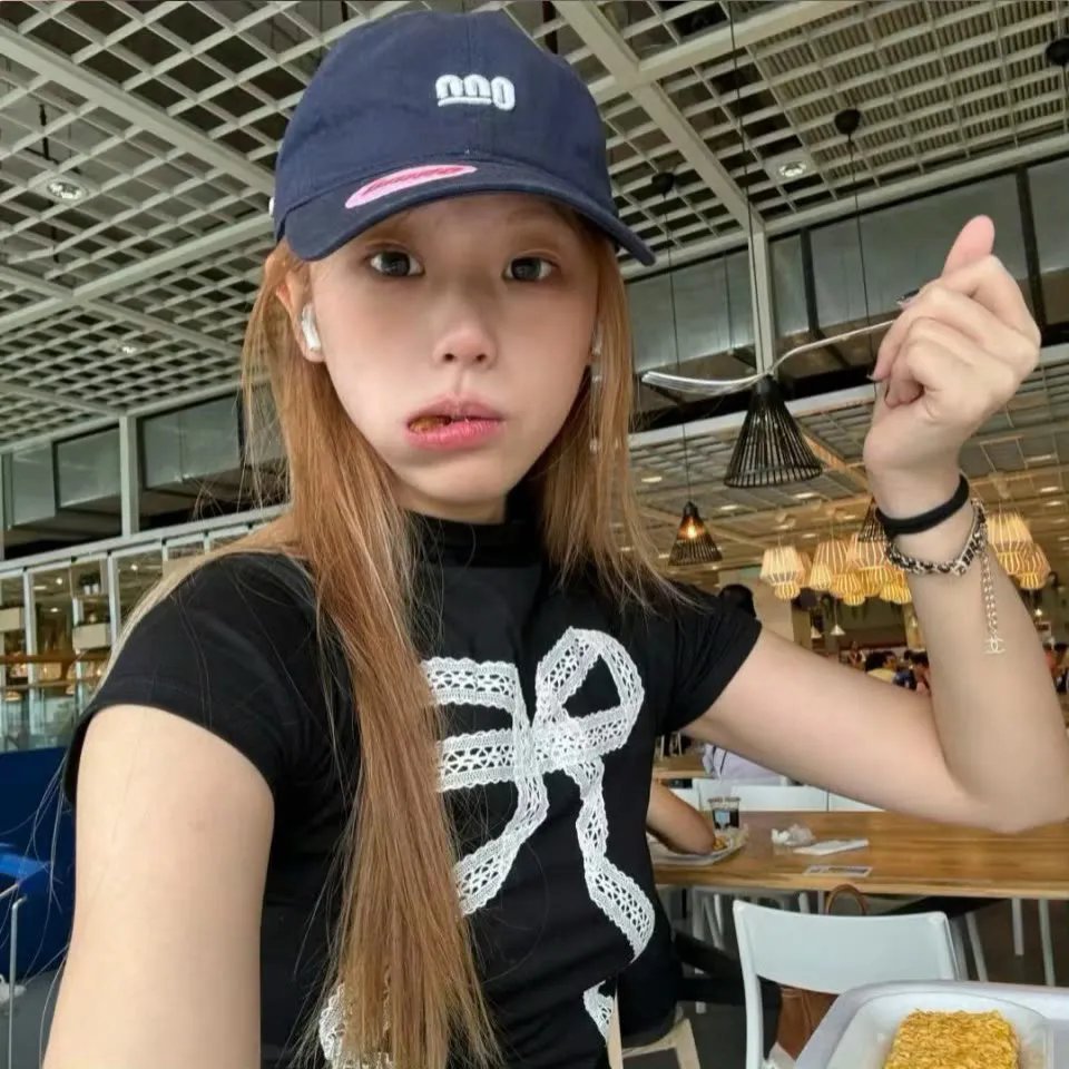 粉红转角上的男人